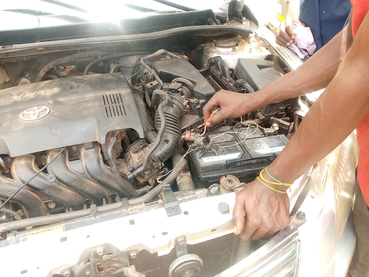 Batería de coche de plomo-ácido con terminales positiva y negativa