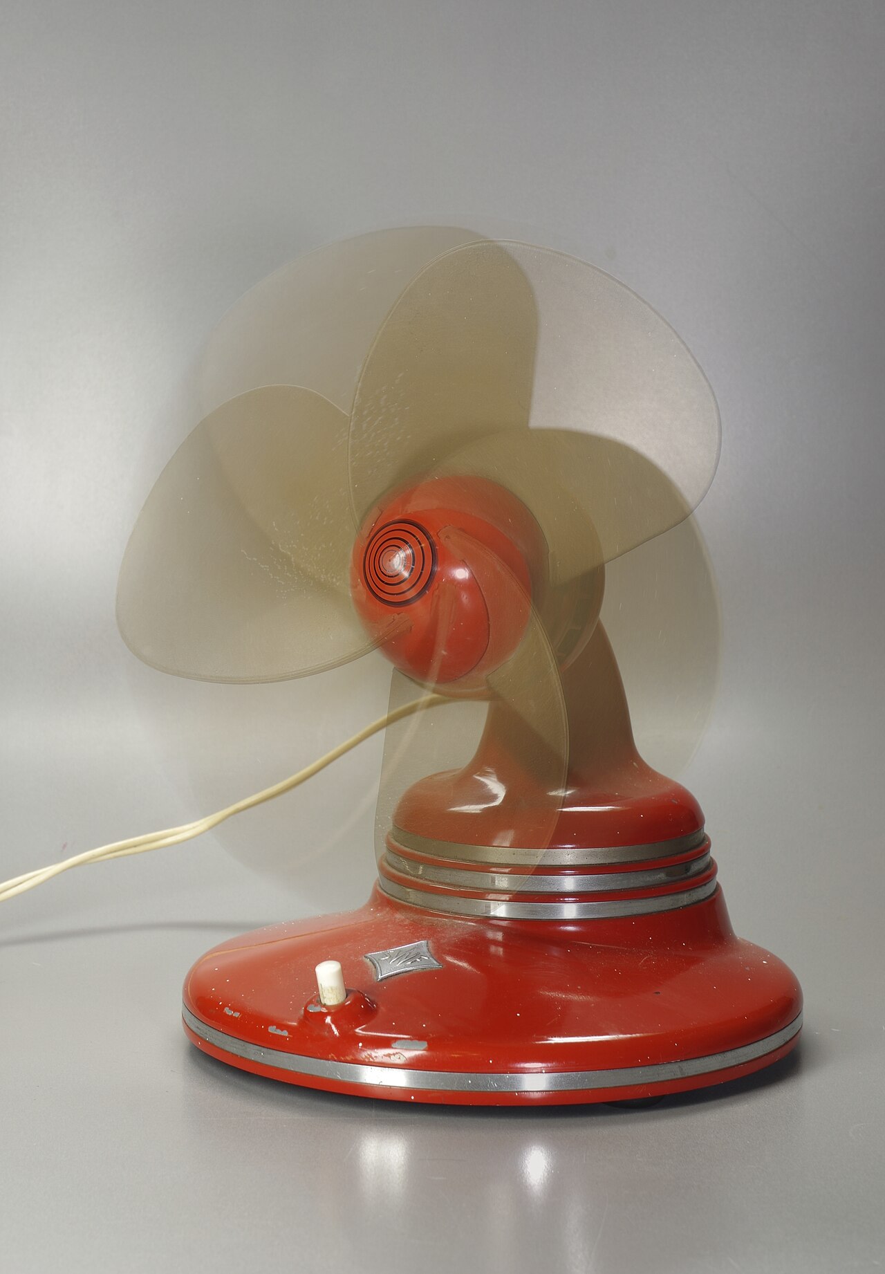 Ventilador de pedestal funcionando en una habitación