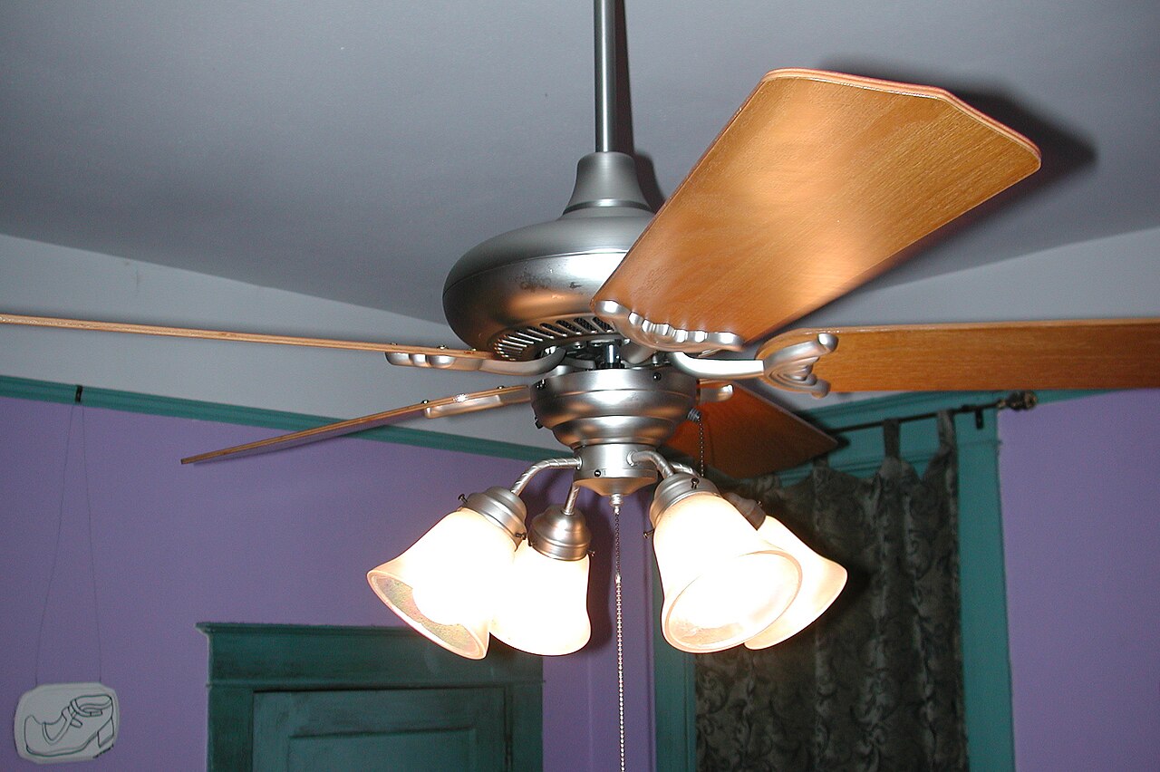 Ventilador de techo con lámpara en una habitación